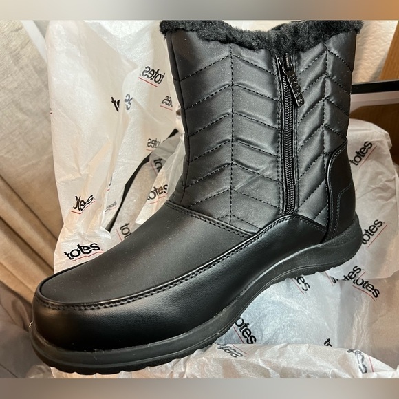 S30. NWT totes Jara Women's Waterproof Snow Boots 10W - Picture 4 of 4